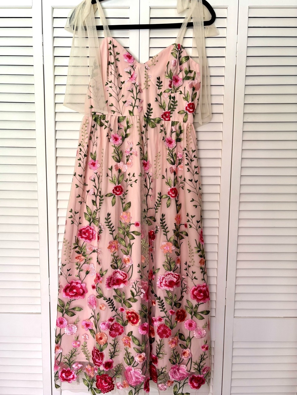 NWT Petal & Pup Mirabel Floral Embroidered Midi Dress Size Small - Picture 6 of 10